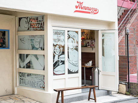 原宿の路地に出店する店舗外観