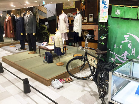 映画コーナーでは撮影で使った衣装や小道具などを展示する（写真は大阪で開催時の様子）