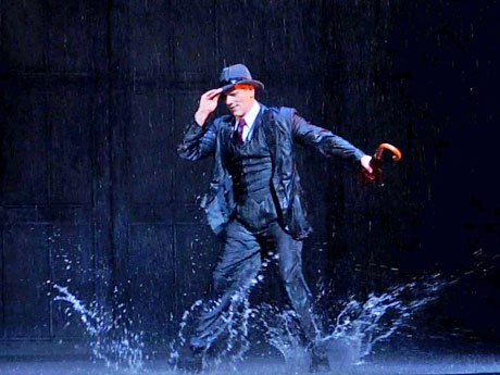 表題曲「Singin’ In The Rain」では12トンの水が降る中で歌い踊る