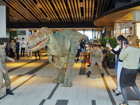 昼時のヒカリエに突如現れた「アロサウルス」