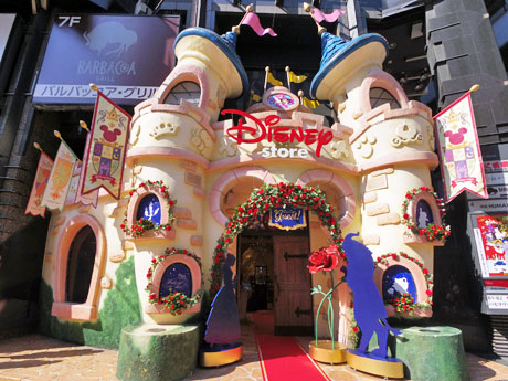 ベルと野獣（王子）のシルエットパネルなどを置く店頭