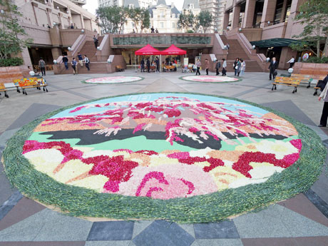 花びらで描いた福島の「三春滝桜」などの作品が並ぶ