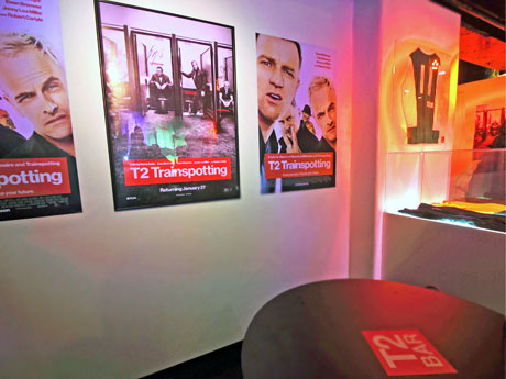 展示・音楽・飲食で映画の世界観を表現する場内