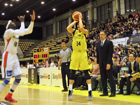 第3Qで5本の3Pを決めた大塚裕土選手（中央）