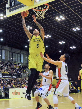 28得点にリバウンド10本、ブロックショット5本、アシスト4本の活躍を見せたロバート・サクレ選手（左）