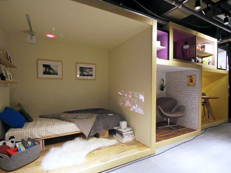 寝室などの場所や趣味などに合わせた16のシーンでの商品の使い方を紹介する店内