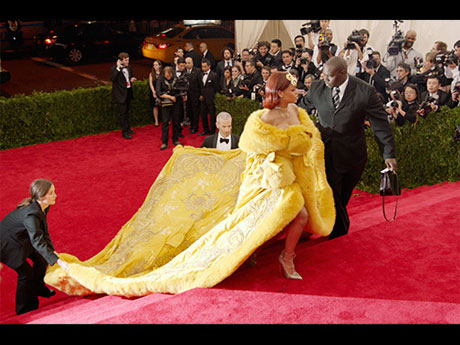 歌手リアーナさん（中央）らが招待された2015年の「メットガラ」&copy;2016 MB Productions, LLC