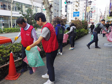 恵比寿の街をゴミ拾いする参加者たち