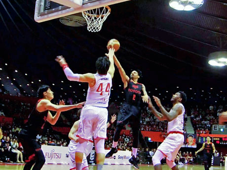 終始劣勢を強いられた中で28得点でチームをけん引したディアンテ・ギャレット選手（中央右）