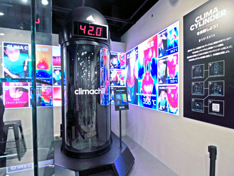 店内に設置されている高さ約3メートルのシリンダー。上部の数字が内部の温度を示している