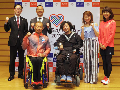 会見に出席した（前列左）主催団体代表理事の廣道純さん、（後列左から2番目）長谷部健渋谷区長、（右端）高橋尚子さんら