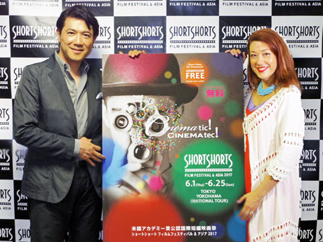 会見に参加した（左から）別所哲也さとLiLiCoさん