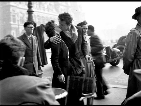ドアノーが撮影した「パリ市庁舎前のキス」&copy;2016／Day For Night Productions／ARTE France/INA&copy;Atelier Robert Doisneau