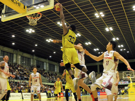 ディフェンスを弾き飛ばす豪快なダンクを決めたアイラ・ブラウン選手（中央）