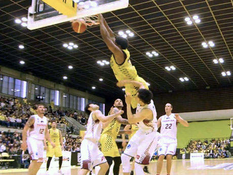 他の選手の上から豪快なアリウープを決めたアイラ・ブラウン選手