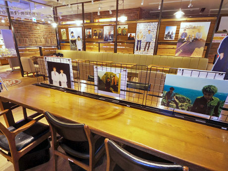 歴代のアーティスト写真をパネルで掲出する店内