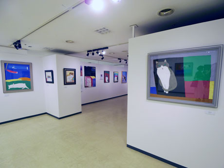 飼い猫を中心に描いていたという90点以上が並ぶ場内