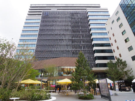 キャットストリート沿いの「渋谷キャスト」外観