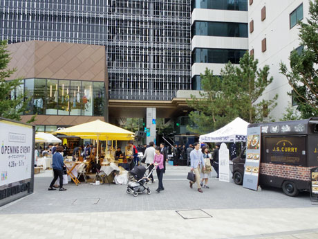 デザイナーズマーケットやフードカートなどが出店するキャットストリートに面した広場