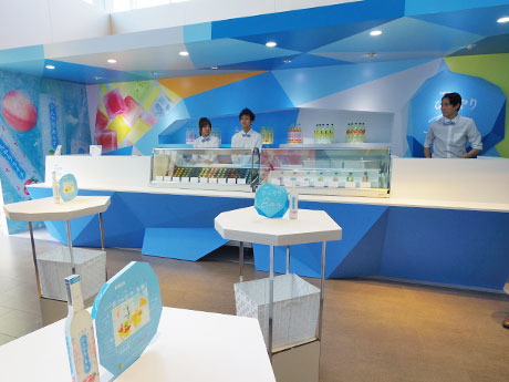 氷と果物をイメージした店内