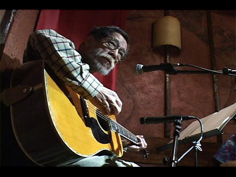 フォークシンガー高田渡の最後の単独ライブを中心に構成する「るでいつもの夜みたいに」より