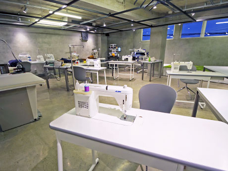 独立した作業台や特殊ミシンなどをそろえる「上級者向け」の2階