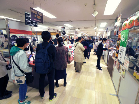 オープン直後から来場客でにぎわった場内