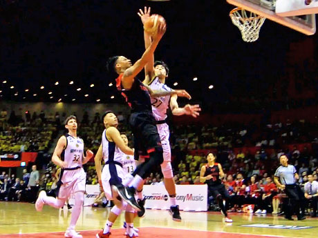 この日の試合で今シーズン通算1000得点を達成したディアンテ・ギャレット選手（中央手前）