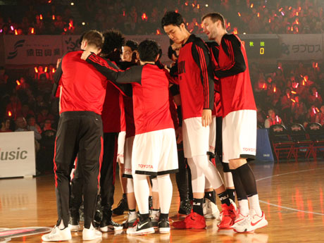 秋田に連勝しリーグ4位でチャンピオンシップへ進むアルバルク東京の選手たち