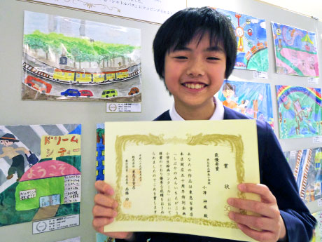 最優秀賞に選ばれた「渋谷の森」（写真左上）を描いた区立神南総学校6年の小澤神威さん