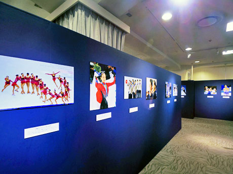 2002年〜2017年の写真44点を展示する場内