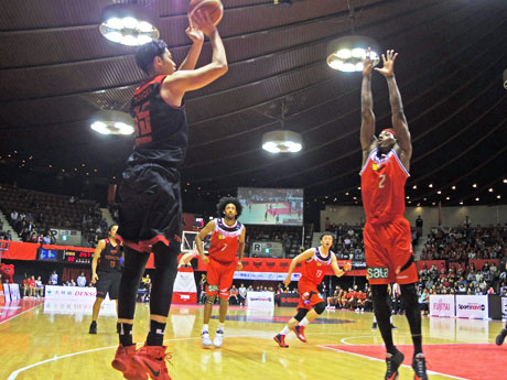 20得点を挙げる活躍を見せた竹内譲次選手（左）