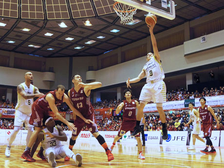 第3クオーターで持ち味のディフェンスから追い上げを見せたSR渋谷（白のユニホーム）