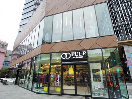 広場に面した店舗外観