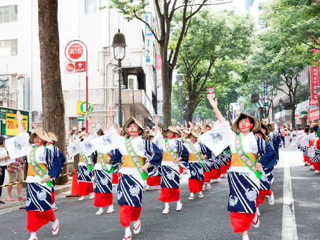 道玄坂などを踊り手たちが練り歩く（写真は昨年開催時の様子）