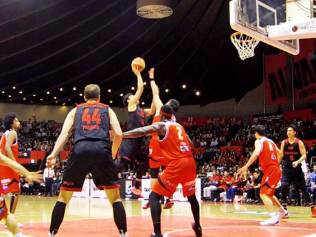 初で三遠ネオフェニックスを下したアルバルク東京（黒のユニホーム）
