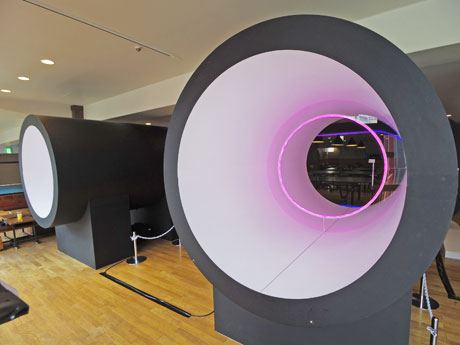 スピーカーの形に着想を得た筒状の卓球台