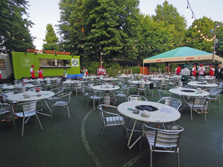 場内には最大1000席を用意する