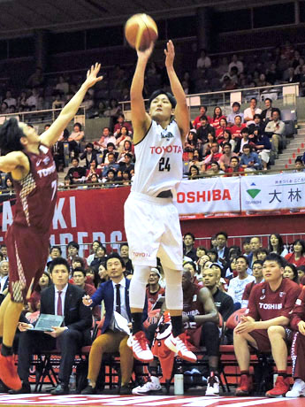 2Qの後半に連続3Pを決めた田中大貴選手