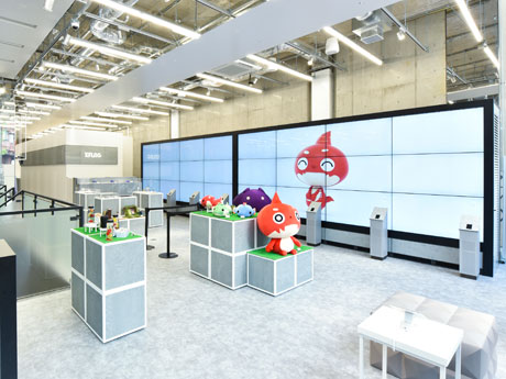 大型タッチディスプレー（右奥）が特徴的な1階グッズ売り場