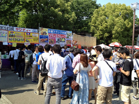 場内にはラオスの食事や雑貨などを販売するブースが並ぶ（写真は過去開催時の様子）