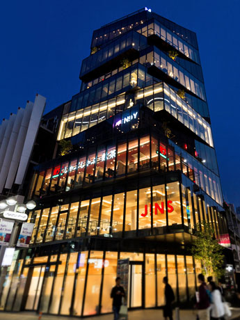 積み木を重ねたような施設外観