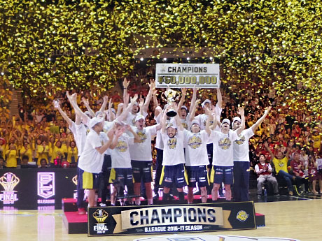 優勝した栃木ブレックスの選手たち