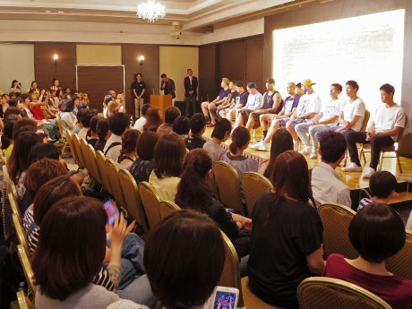 会場には300人を超えるファンが集まった