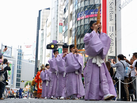 路上で雅楽演奏が行われた昨年の様子