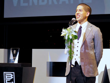 受賞の喜びをスピーチするベンドラメ礼生選手