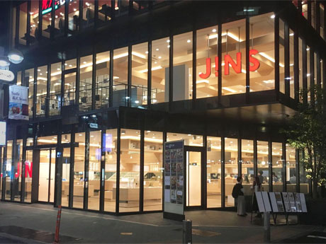 ガラス張りの店舗外観