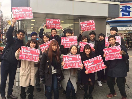 ジェイノベーションズと連動して渋谷で活動する街頭ボランティア「Japan Local Buddy（JLB）」のメンバー