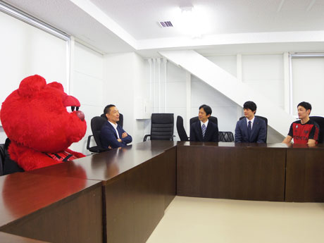 （左から）Ａ東京マスコット・ルーク、長谷部健渋谷区長、トヨタアルバルク東京・林邦彦社長、伊藤琢磨ヘッドコーチ、伊藤大司選手