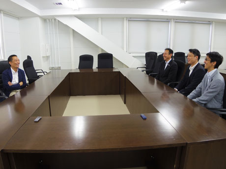 長谷部健渋谷区長（左）を訪問した日立サンロッカーズ岡博章社長（右奥）、サンロッカーズ渋谷・広瀬健太選手（右中央）ら